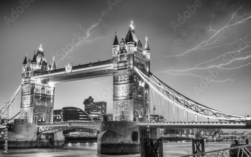 Fotoroleta sztorm wieża londyn architektura noc