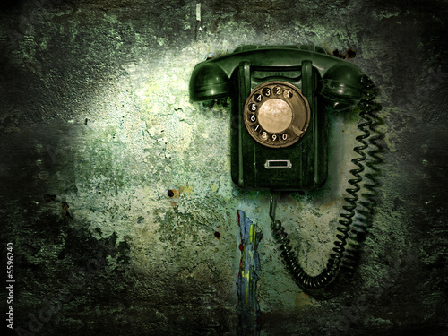 Fotoroleta Stary telefon na zniszczonej ścianie