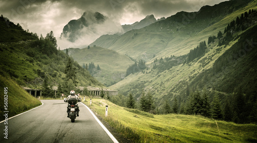 Fotoroleta motocykl motocyklista alpy widok