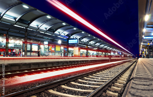 Fotoroleta peron stacja kolejowa noc nowoczesny