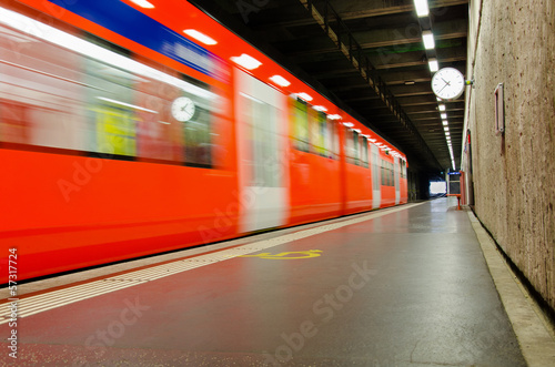 Plakat tunel metro szwajcaria