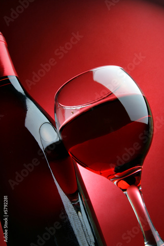Naklejka Butelka i lampka czerwonego wina