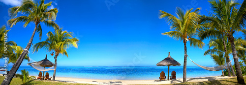 Fototapeta Tropikalna plaża, parasol i fotel
