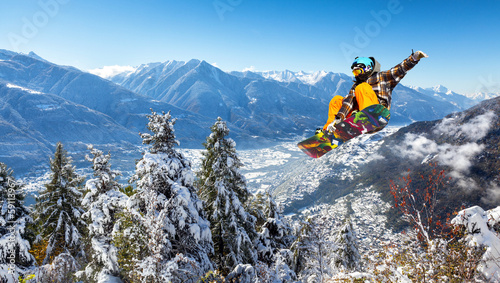 Plakat chłopiec spokojny narty dolina
