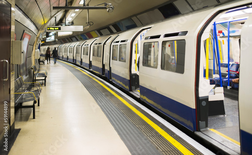 Obraz na płótnie anglia wagon tunel peron londyn