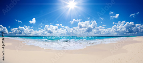 Obraz na płótnie Tropikalna plaża na tle błękitnego morza