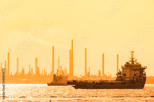 Naklejka łódź statek woda olej transport