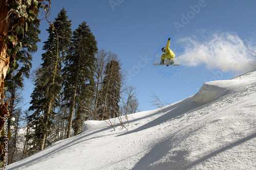 Fototapeta snowboarder niebo góra