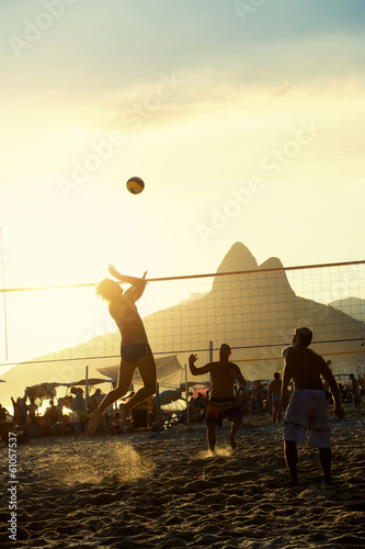 Naklejka siatkówka siatkówka plażowa plaża ludzie brazylia