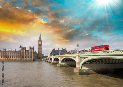Plakat niebo wieża droga londyn