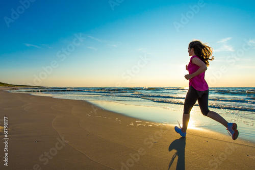 Naklejka sportowy zmierzch zabawa jogging plaża