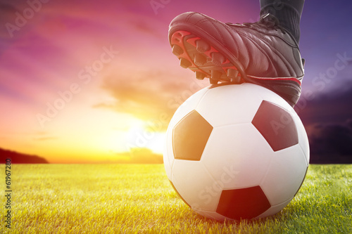 Fotoroleta łąka mężczyzna piłka nożna ćwiczenie niebo