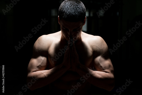 Naklejka Muskularny mężczyzna sie modli