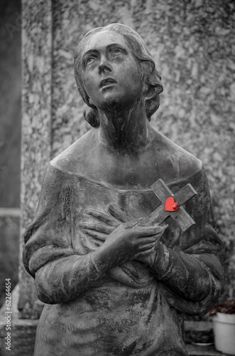 Fototapeta kwiat serce statua czarno-biały