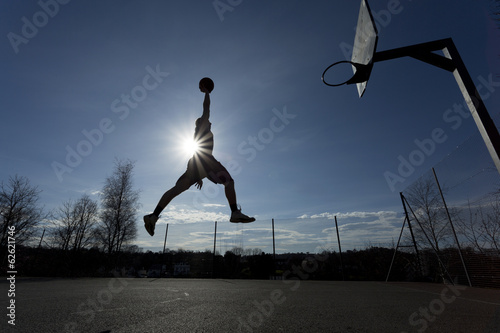 Obraz na płótnie mężczyzna niebo koszykówka park