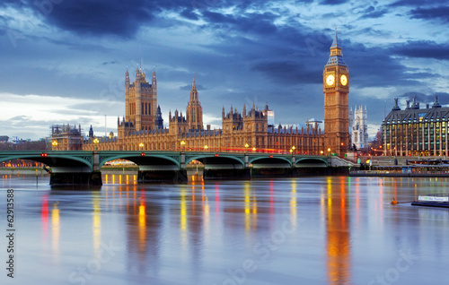 Obraz na płótnie Londyński Big Ben, gmach parlamentu UK i domy