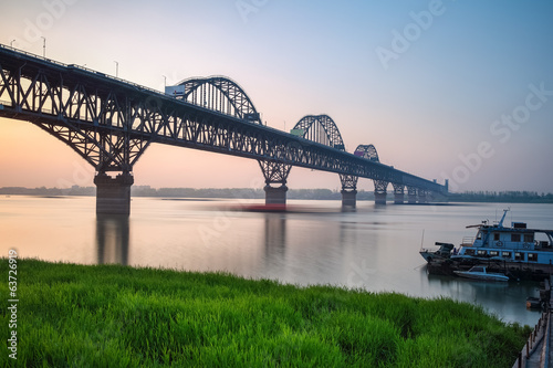Obraz na płótnie łódź zmierzch most