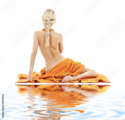 Fototapeta Obraz pięknej kobiety z pomarańczowym ręcznikiem