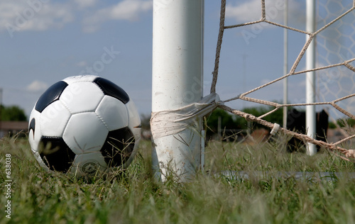 Fototapeta piłka nożna błękitne niebo sport piłkarz