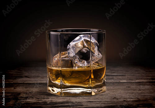 Plakat lód napój ciemny zbliżenie whiski
