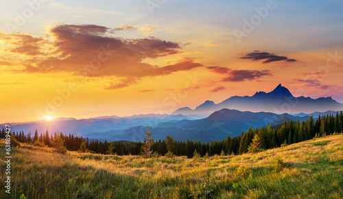 Obraz na płótnie góra trawa wieś słońce