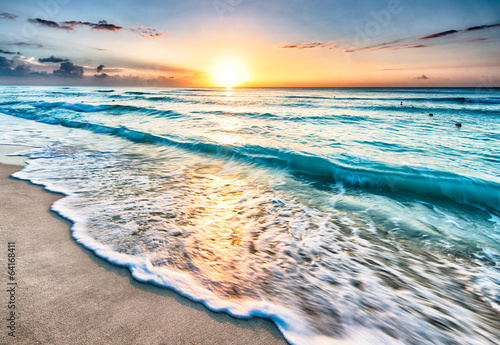 Fototapeta Promienie słońca nad plażą w Cancun