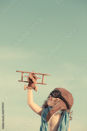 Plakat Dziecko z drewnianym samolotem