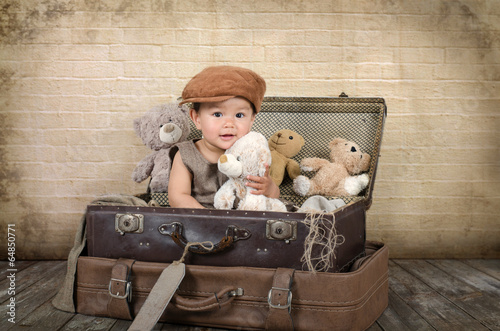 Obraz na płótnie Dziecko w walizce z misiami