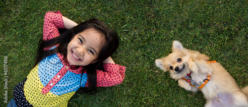 Plakat Szczęśliwa dziewczynka i pies