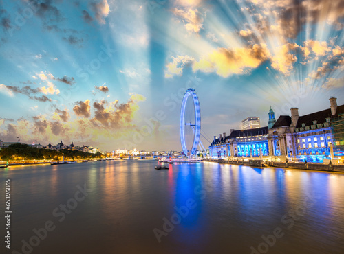 Plakat miejski oko tamiza londyn