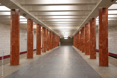 Plakat metro peron architektura transport rosja