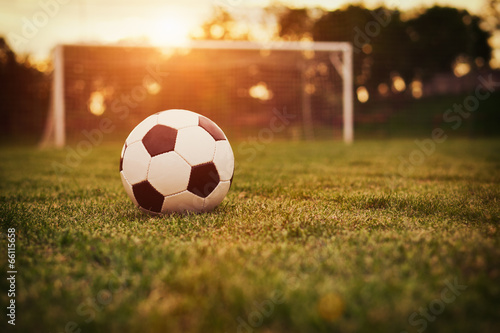 Naklejka trawa niebo piłka retro sport