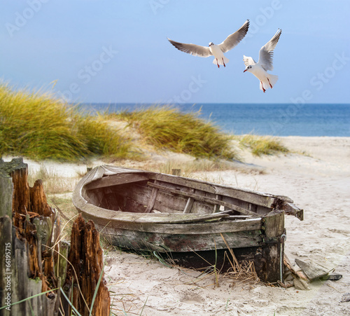 Naklejka Stara łódź na plaży