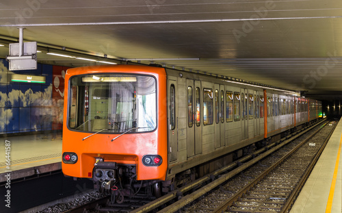Plakat wagon nowoczesny europa tunel metro