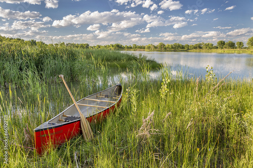 Naklejka łódź woda natura trawa
