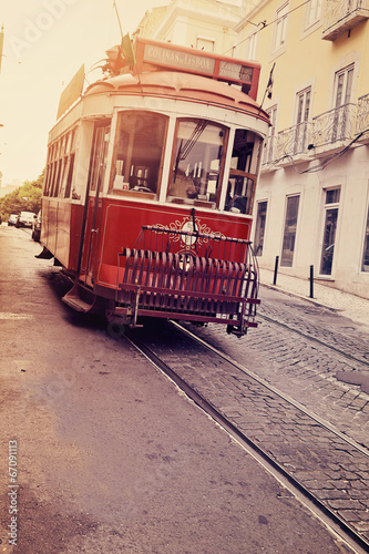 Fototapeta Czerwony tramwaj w Lisbonie