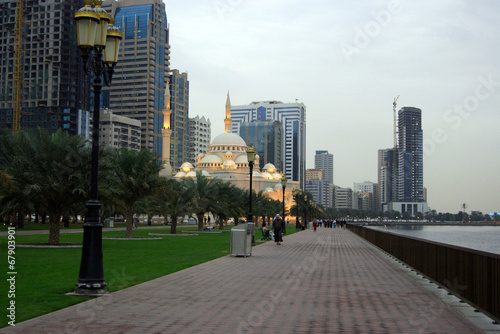 Obraz na płótnie Chodnik w parku w Dubaju