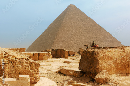 Plakat piramida antyczny pustynia afryka niebo