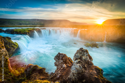Plakat Islandia, zachód słońca na tle wodospadu