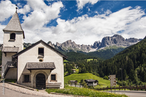 Fotoroleta kościół góra alpy niebo