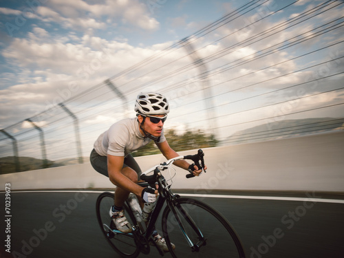 Plakat wyścig rower niebo lekkoatletka