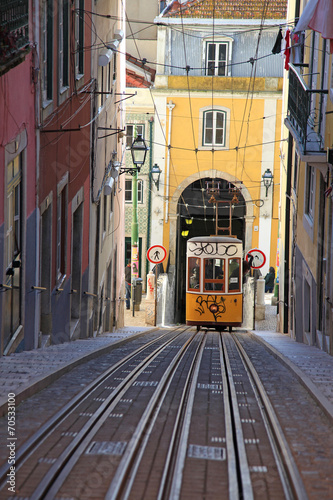 Naklejka stary graffiti tramwaj ulica lizbona
