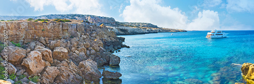 Plakat panorama klif jacht woda morze