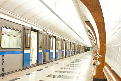Fotoroleta transport miejski metro tunel