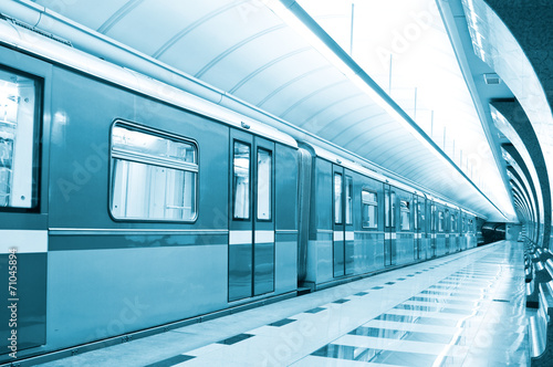 Fotoroleta peron metro samochód transport