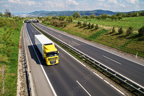 Fotoroleta pejzaż transport ciężarówka trawa autostrada