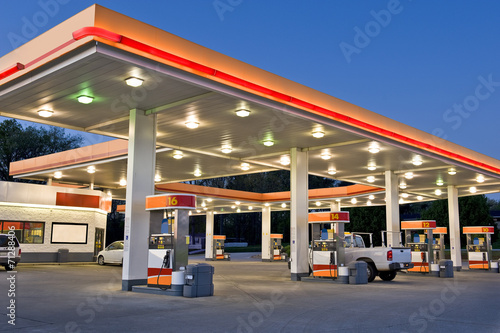 Fototapeta noc zmierzch samochód benzyna stacja benzynowa