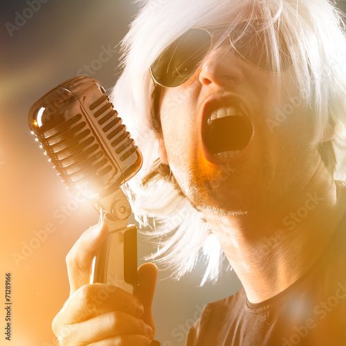 Fototapeta mężczyzna fiołek karaoke dyskoteka