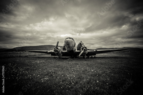 Fotoroleta wojskowy samolot stary wrak