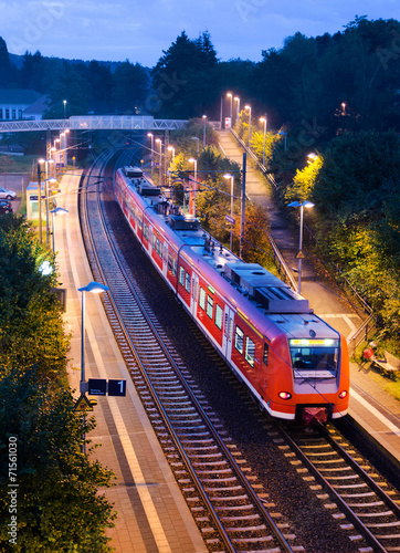 Fototapeta peron samochód noc stacja kolejowa